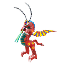 Cargar imagen en el visor de la galería, Alebrije oaxaqueño dragón, elaborado con madera copal
