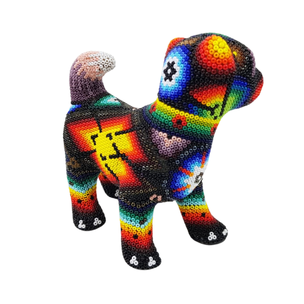 Perro chihuahua decorado con motivos Wixárika