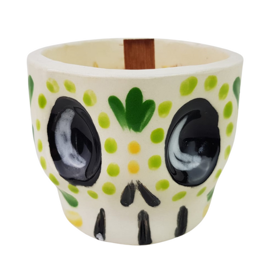 Veladora aromática en taza de cerámica con forma de calaverita, hecha en Guadalajara, Jalisco