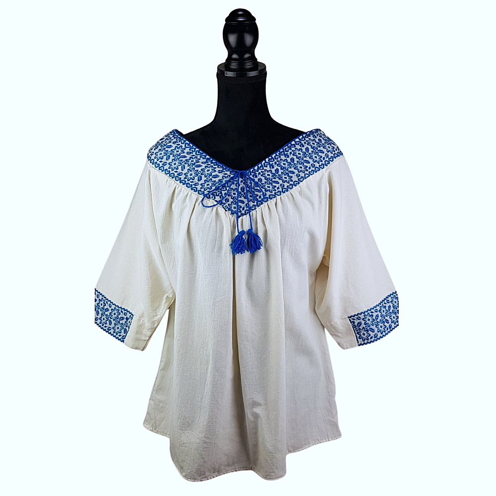 Blusa Atla de manta con manga 3/4 y pechera con bordado de hilván de Puebla