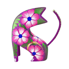 Cargar imagen en el visor de la galería, Alebrije oaxaqueño mediano, con forma de gato, de madera de copal
