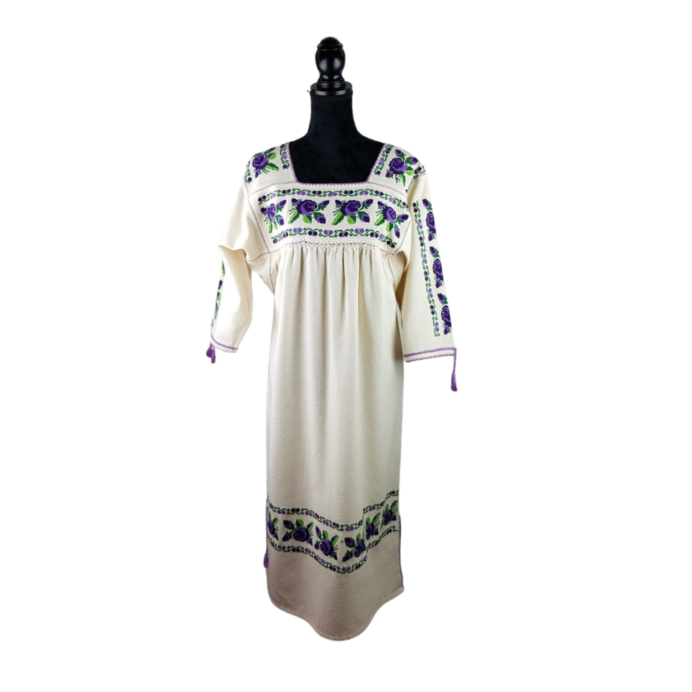 Vestido huanengo con mangas con bordado de punto de cruz, con flores y enredaderas