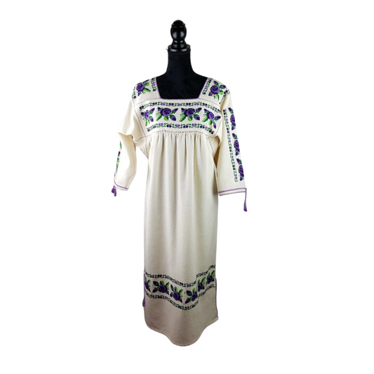 Vestido huanengo con mangas con bordado de punto de cruz, con flores y enredaderas