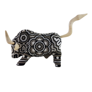 Toro de madera tallada, decorado con arte wixárika