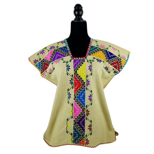 Huanengo Cocucho, blusa purépecha bordada en punto de cruz con grecas y flores.