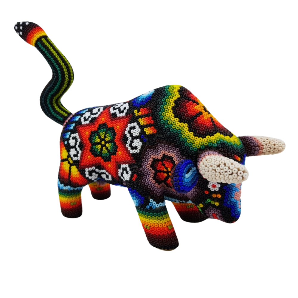 Toro de madera tallada, decorado con arte wixárika