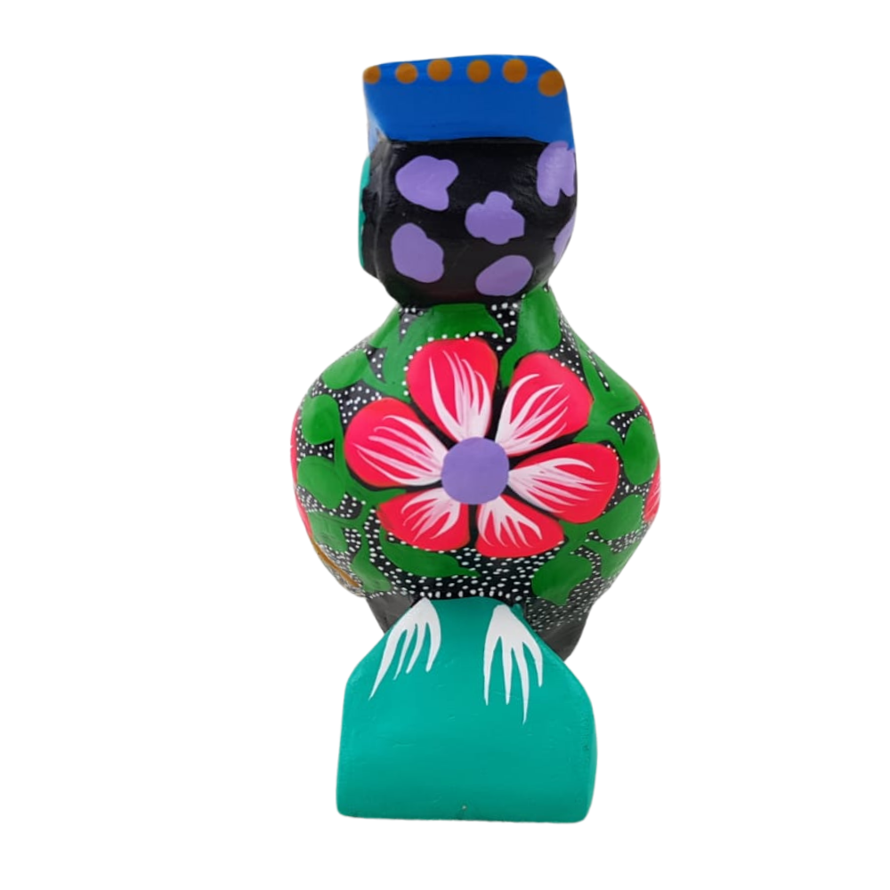 Alebrije oaxaqueño mediano, con forma de búho, de madera de copal