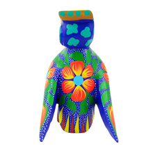 Cargar imagen en el visor de la galería, Alebrije oaxaqueño mediano, con forma de búho, de madera de copal
