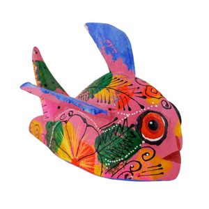Alebrije oaxaqueño mediano, con forma de ballena, de madera de copal