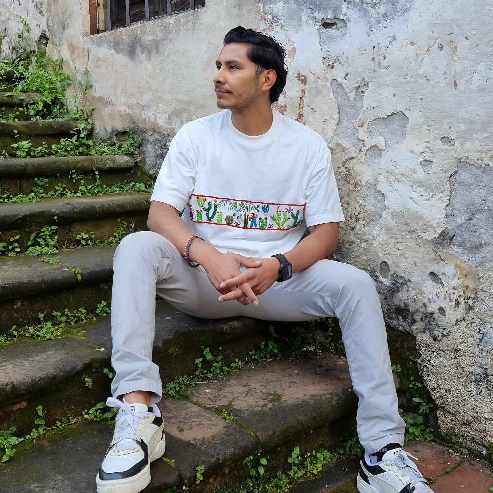 Playera mexicana paisaje nopalero, bordada a mano por artesanos michoacanos