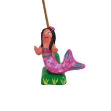 Cargar imagen en el visor de la galería, Porta incienso, figura surrealista de arte popular mexicano elaborada con barro betus
