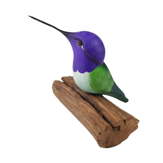 Colibrí de barro sobre base de madera, elaborado y decorado a mano