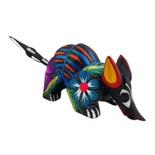 Cargar imagen en el visor de la galería, Alebrije oaxaqueño mediano, con forma de armadillo, de madera de copal

