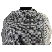 Cargar imagen en el visor de la galería, Rebozo mexicano de rombos elaborado con hilo de algodón
