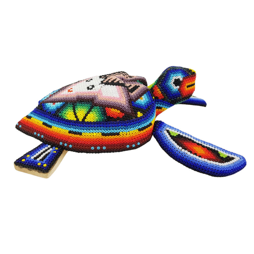 Tortuga de madera tallada, decorada con arte wixárika