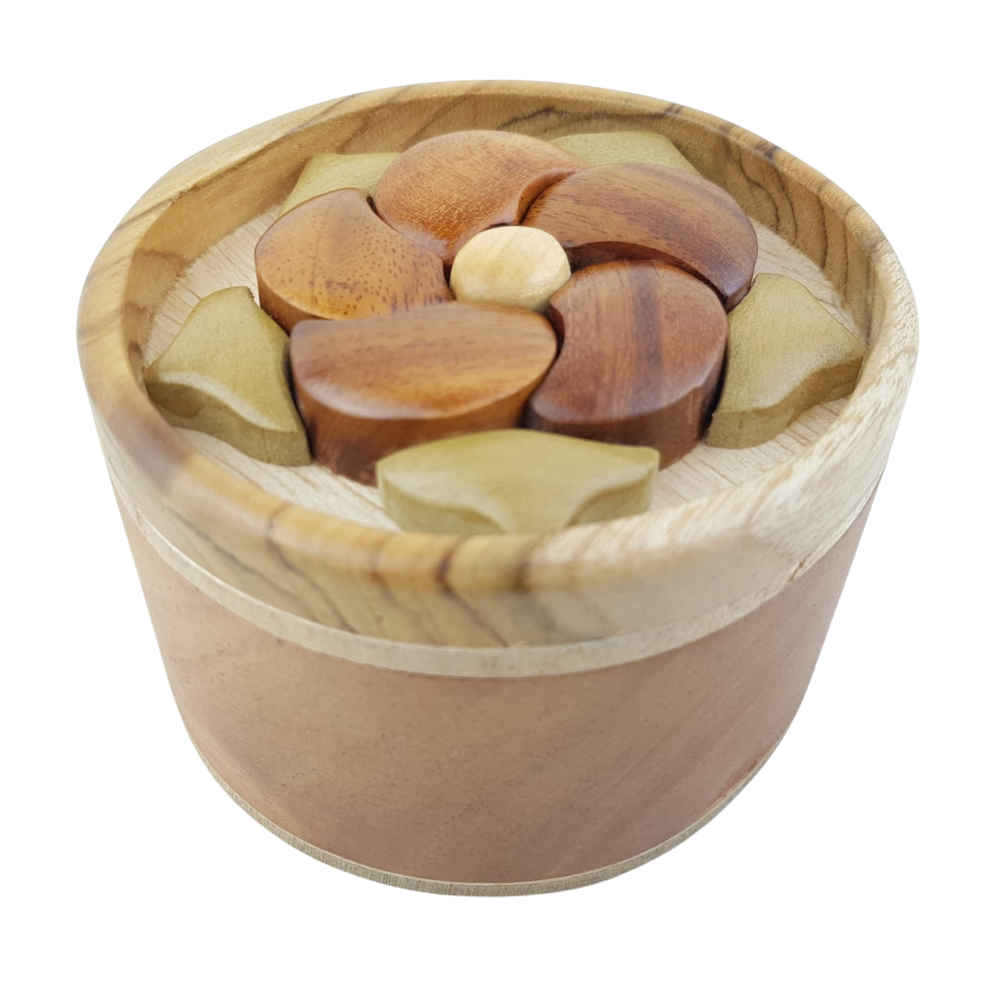 Joyero de madera con flor, elaborado con la técnica de inatrsia