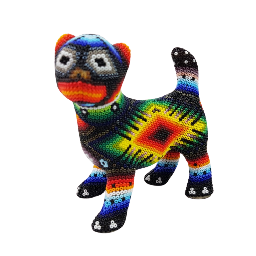 Perro chihuahua decorado con motivos Wixárika