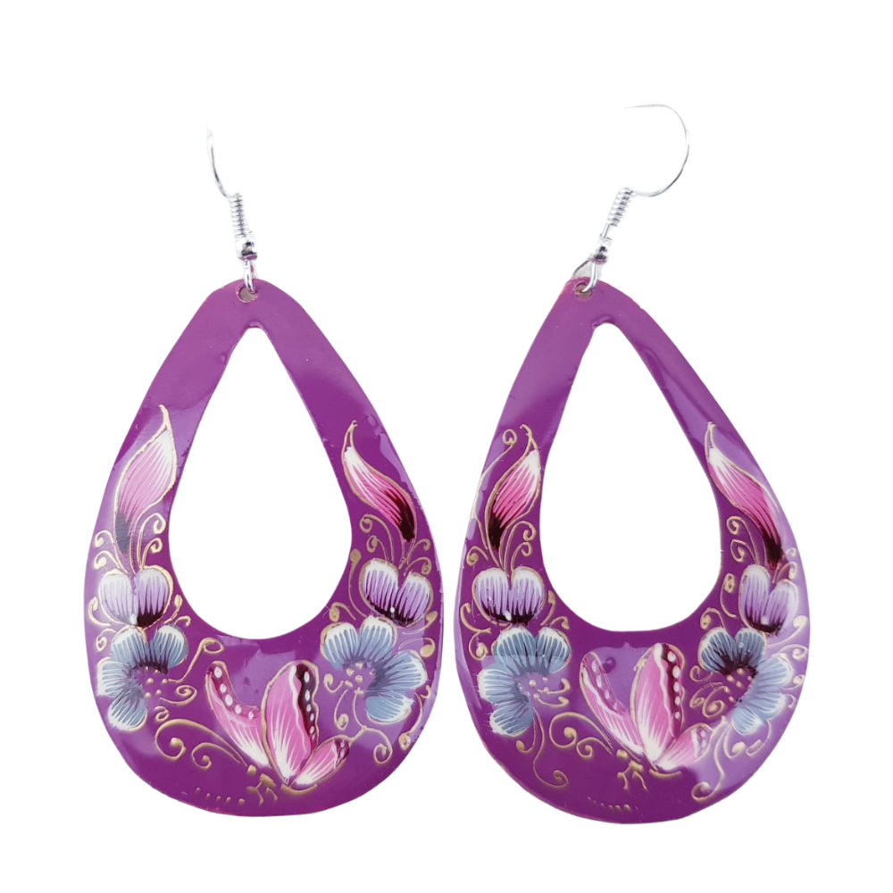 Arete gota grande de cobre con laca perfilada, decorado con mariposas y flores