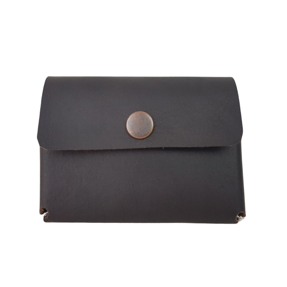 Tarjetero de piel oscura con broche
