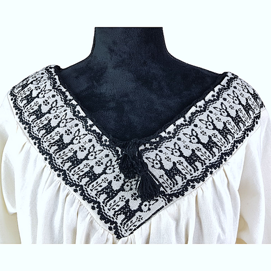 Blusa Atla de manta con manga 3/4 y pechera con bordado de hilván de Puebla