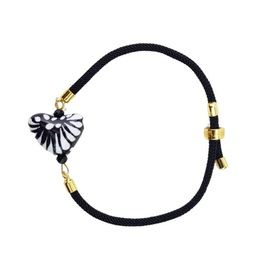 Pulsera con corazón y cubo negros, de cerámica decorado con técnica talavera
