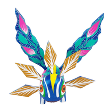 Cargar imagen en el visor de la galería, Alebrije oaxaqueño mediano, con forma de ajolote, de madera de copal
