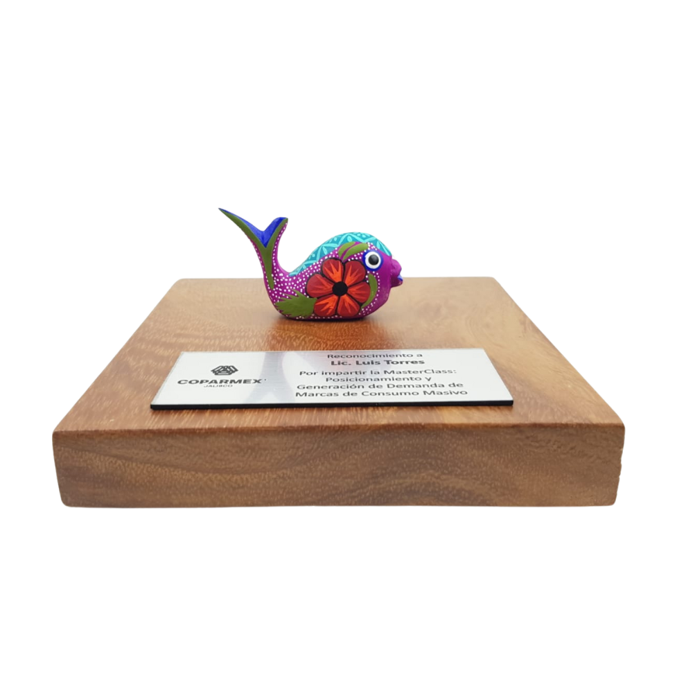 Reconocimiento con artesanía mexicana. Alebrije de madera mini en trofeo con base de madera y placa metálica personalizada