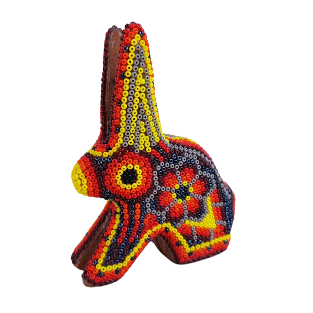 Conejo con oreja de pico mini, decorado con motivos wixárika