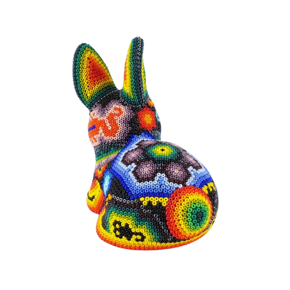 Conejo echado wixárika hecho de papel maché