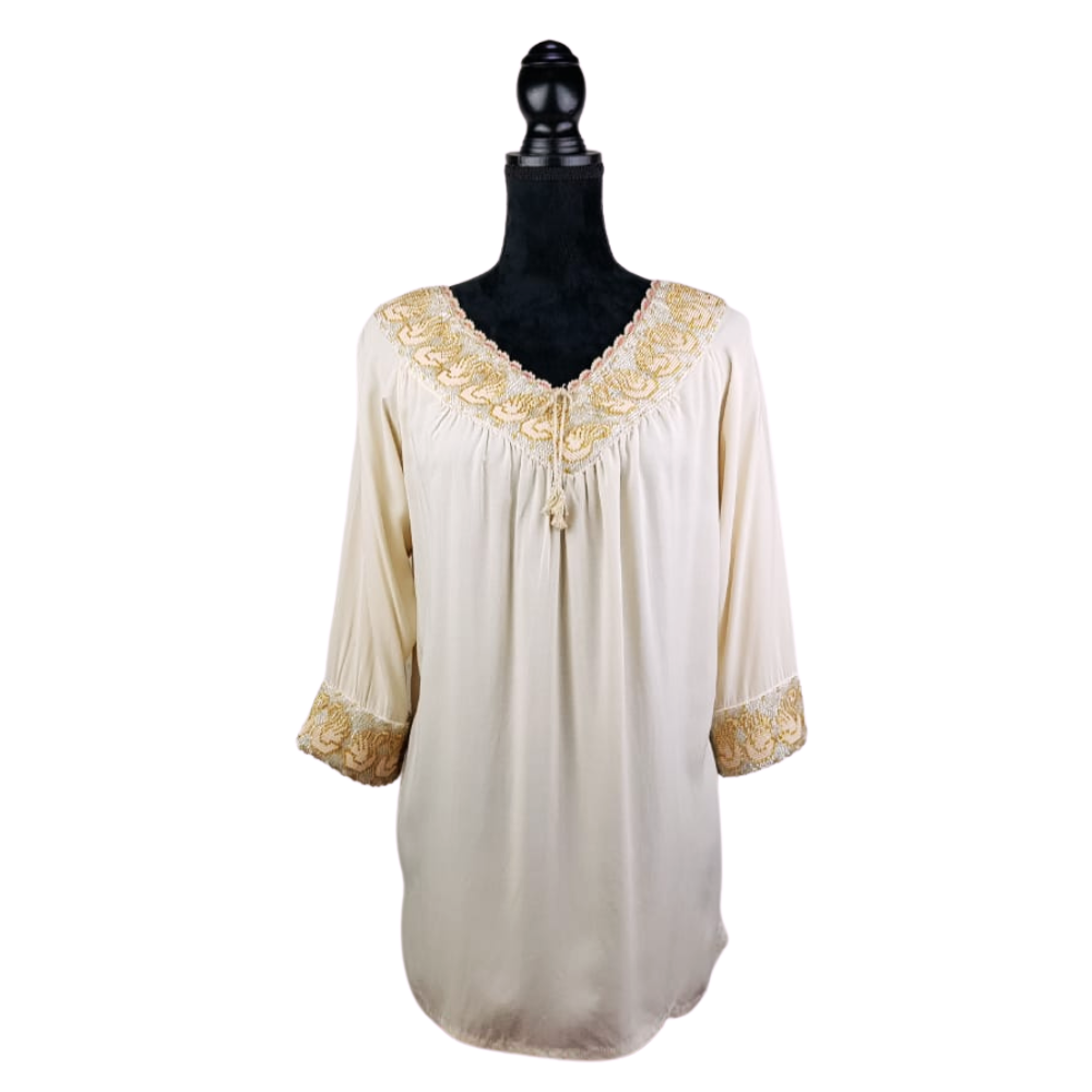 Blusa con cuello bordado con fondo de chaquira, con apertura de cuello y mangas ajustable