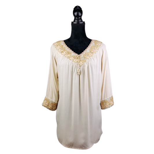 Blusa con cuello bordado con fondo de chaquira, con apertura de cuello y mangas ajustable