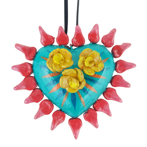 Dije de barro betus, con forma de corazón milagrito
