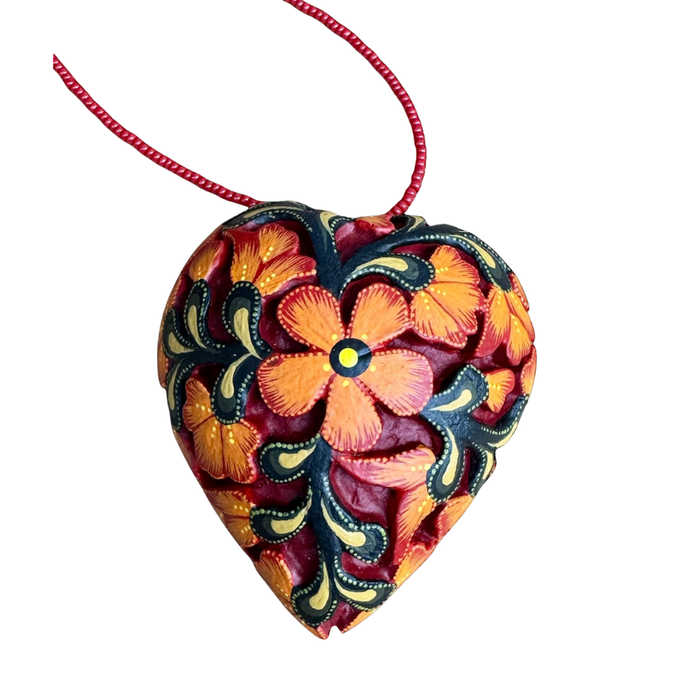 Dije corazón calado de madera con alto relieve de flores