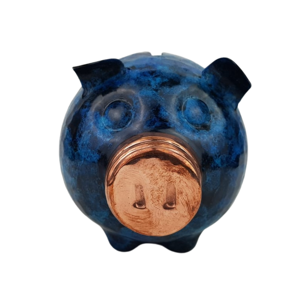 Alcancía de cobre en forma de puerquito decorada a mano