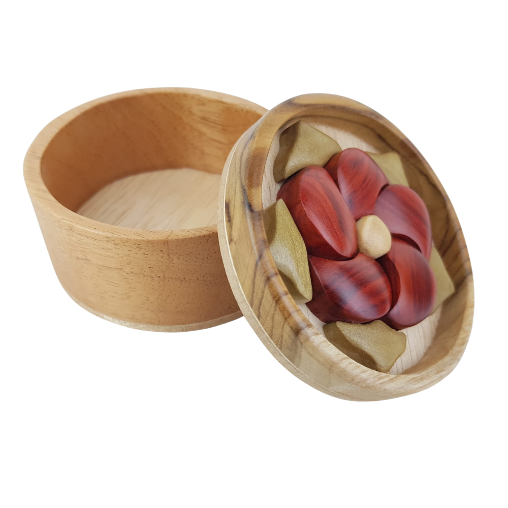 Joyero de madera con flor, elaborado con la técnica de inatrsia
