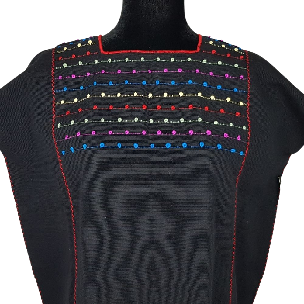 Blusa chiapaneca mediana decorada con nuditos al pecho