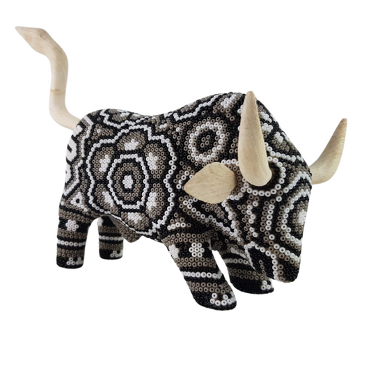 Toro de madera tallada, decorado con arte wixárika