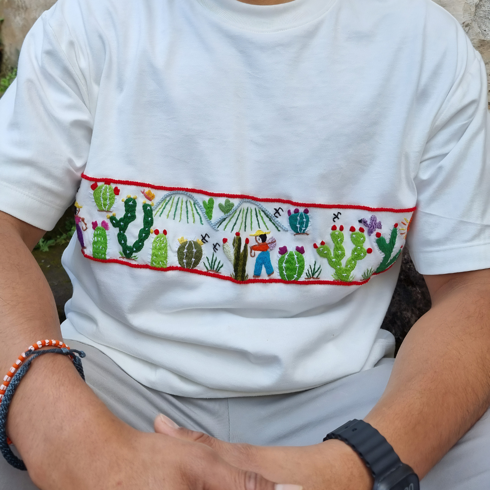 Playera mexicana paisaje nopalero, bordada a mano por artesanos michoacanos