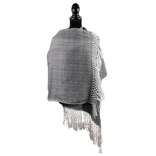 Rebozo mexicano de rombos elaborado con hilo de algodón