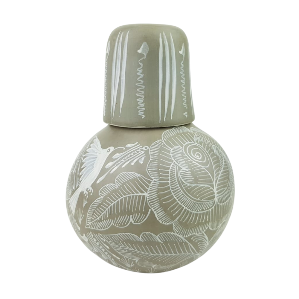 Jarra mini con tapa para agua de barro bruñido decorado con flores y pájaros