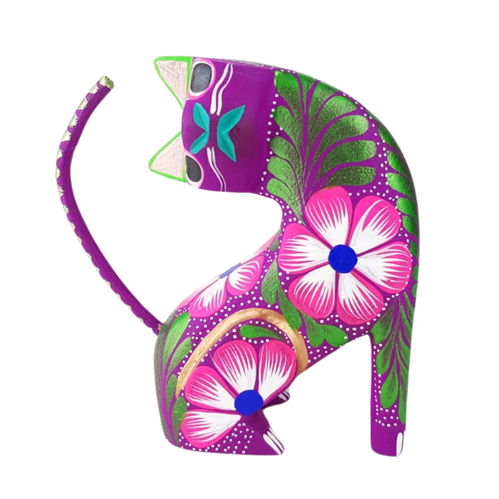 Alebrije oaxaqueño mediano, con forma de gato, de madera de copal