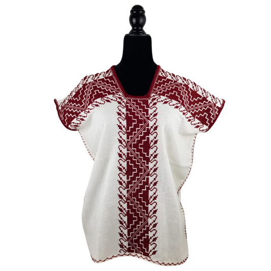 Huanengo Cocucho, blusa purépecha bordada en punto de cruz con grecas y flores.