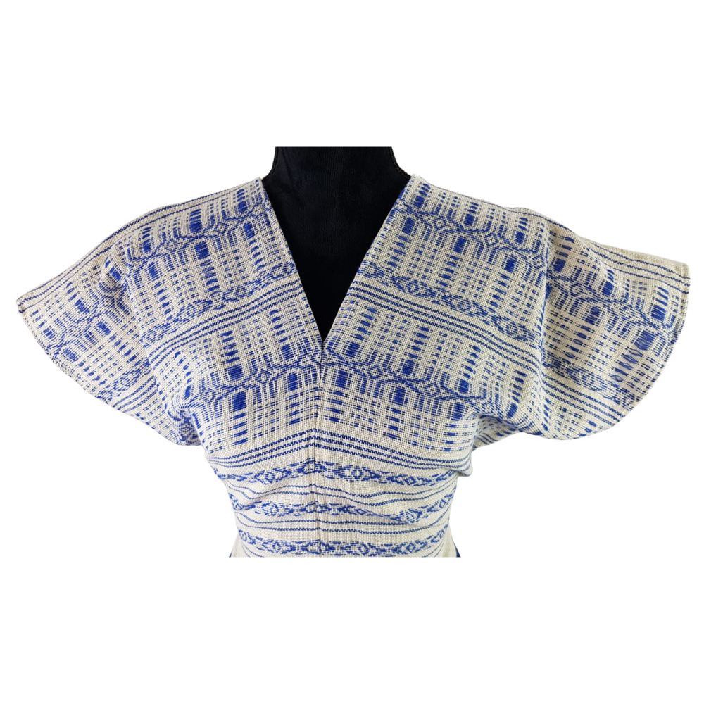 Vestido Quetzally unitalla, de manta con textil de telar, elaborado en Mitla, Oaxaca