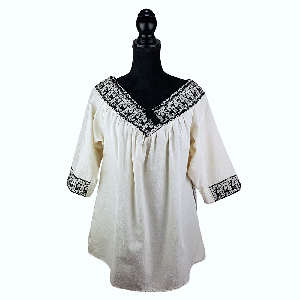 Blusa Atla de manta con manga 3/4 y pechera con bordado de hilván de Puebla