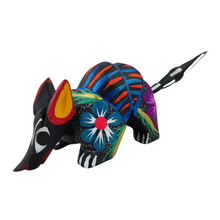 Cargar imagen en el visor de la galería, Alebrije oaxaqueño mediano, con forma de armadillo, de madera de copal

