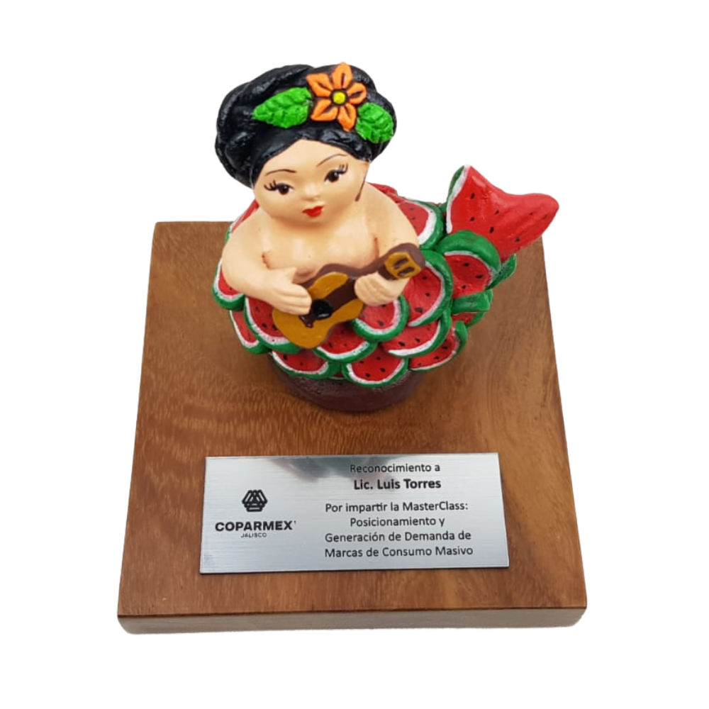 Reconocimiento con artesanía mexicana. Sirena con escamas de sandía en trofeo con base de madera y placa metálica personalizada