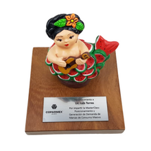 Cargar imagen en el visor de la galería, Reconocimiento con artesanía mexicana. Sirena con escamas de sandía en trofeo con base de madera y placa metálica personalizada
