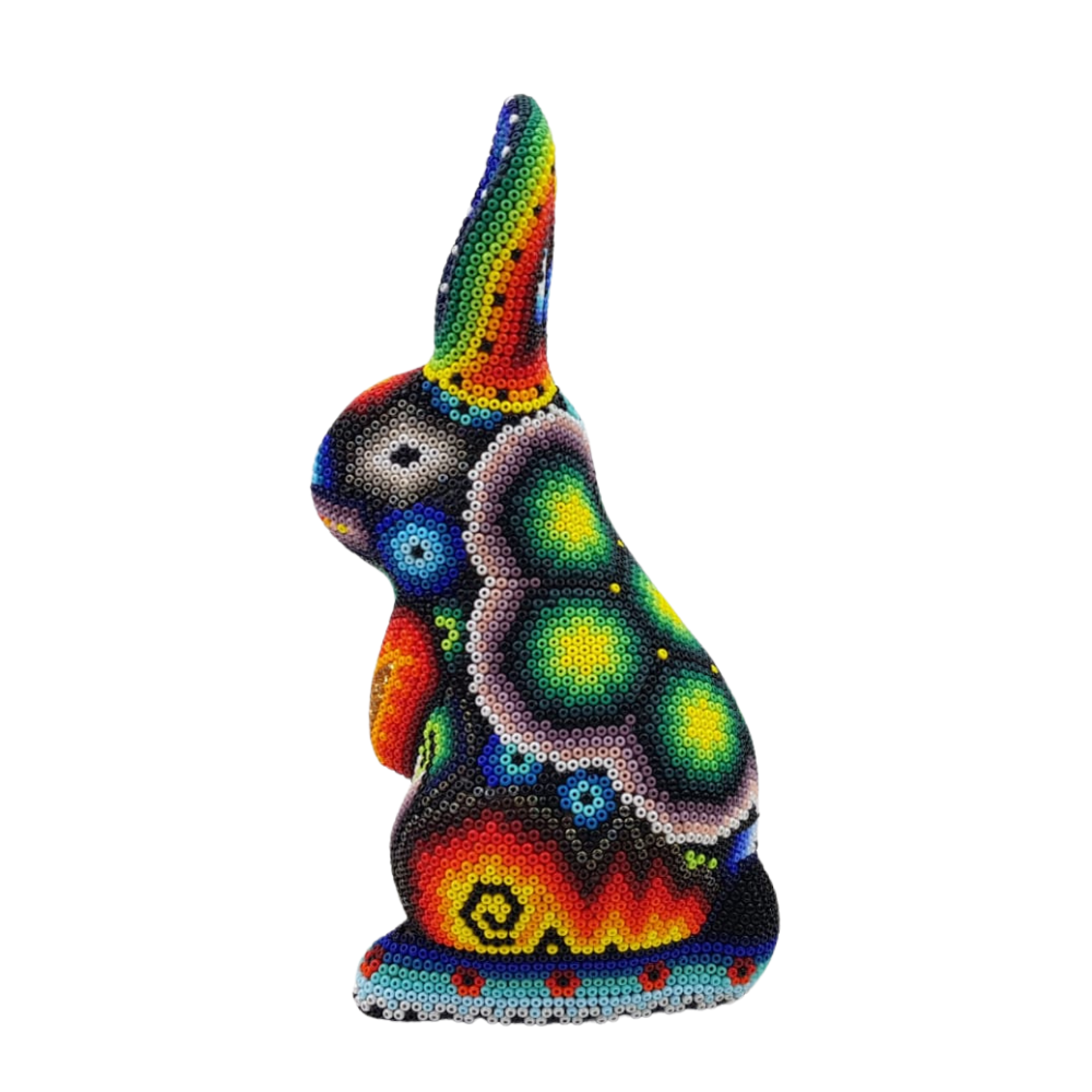 Conejo sentado, hecho de papel maché con motivos Wixárica
