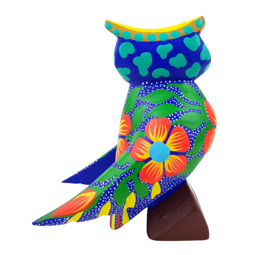Alebrije oaxaqueño mediano, con forma de búho, de madera de copal