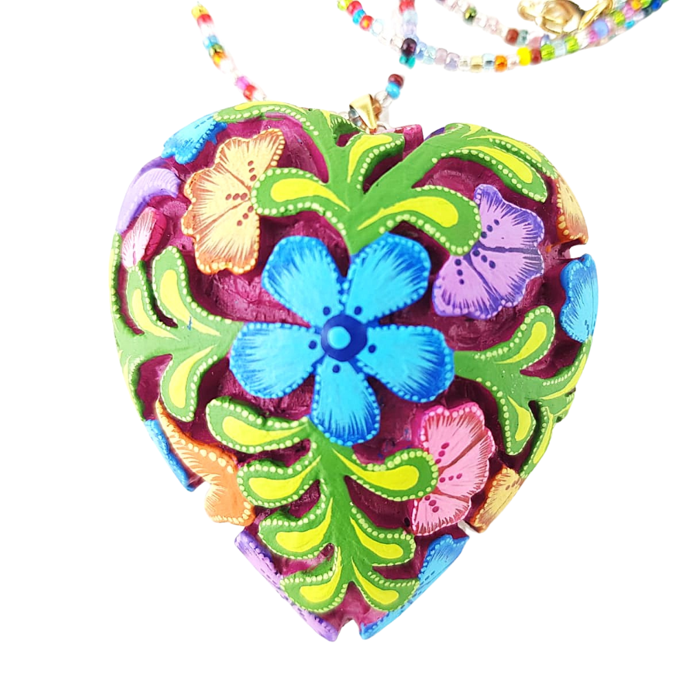 Dije corazón calado de madera con alto relieve de flores
